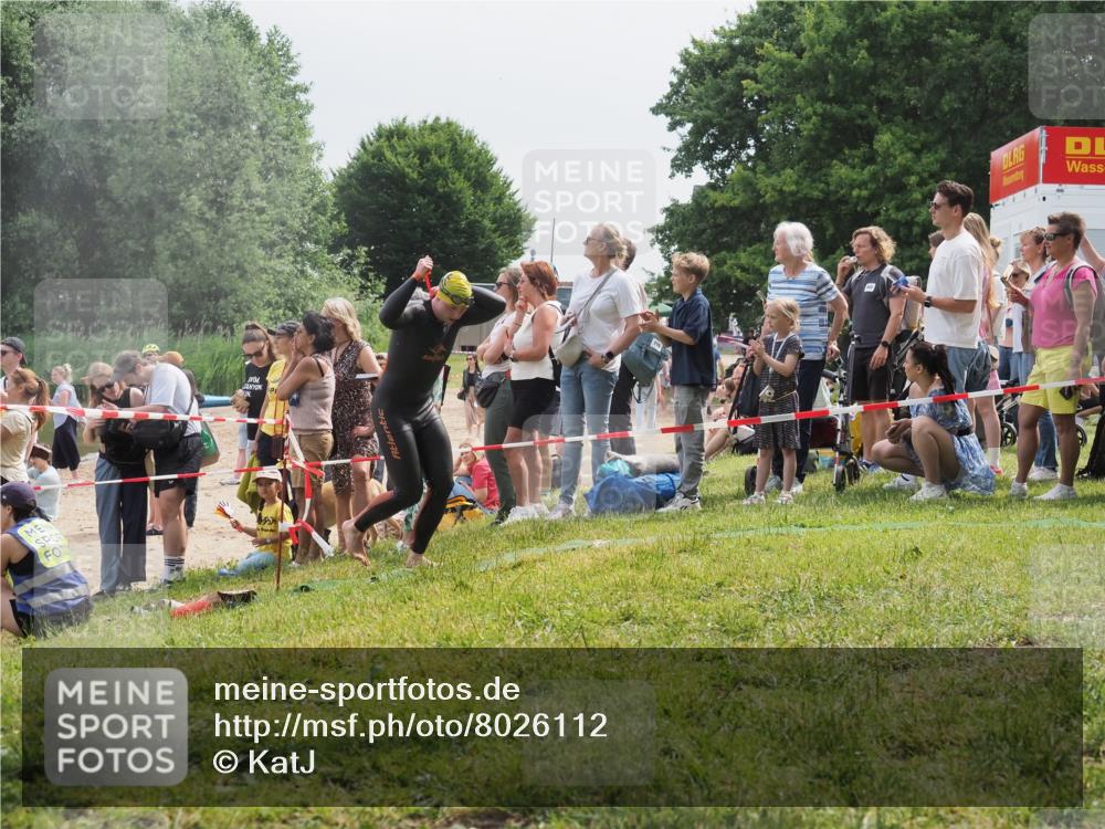 15.06.2025 - 27. Vierlanden-Triathlon KatJ http://msf.ph/oto/8026112 15.06.2025 10:59:33 Schwimmen 668, 751 meine-sportfotos.de
