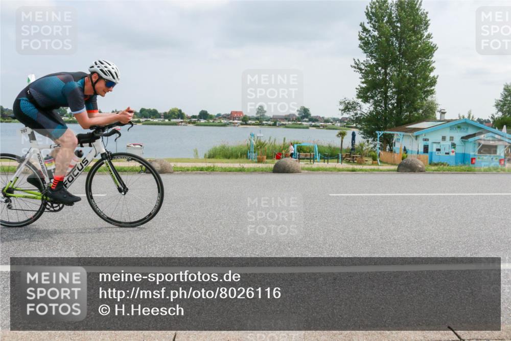 21.06.2025 - 27. Vierlanden-Triathlon H.Heesch http://msf.ph/oto/8026116 15.06.2025 12:10:33 Radfahren 654, 707 meine-sportfotos.de