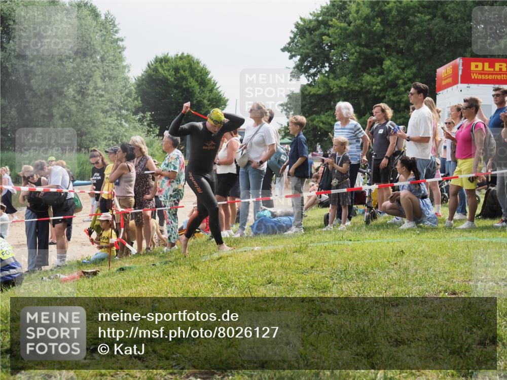 15.06.2025 - 27. Vierlanden-Triathlon KatJ http://msf.ph/oto/8026127 15.06.2025 10:59:33 Schwimmen 668, 751 meine-sportfotos.de