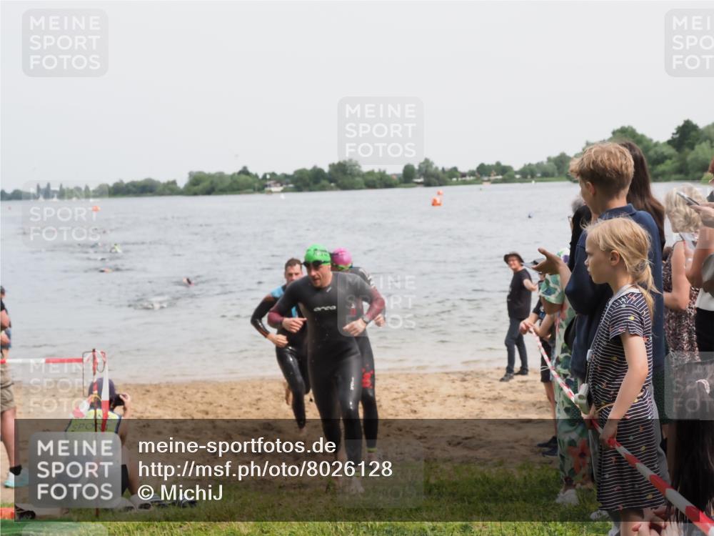 21.06.2025 - 27. Vierlanden-Triathlon MichiJ http://msf.ph/oto/8026128 15.06.2026 10:57:00 Schwimmen 654, 688, 711, 718, 755 meine-sportfotos.de