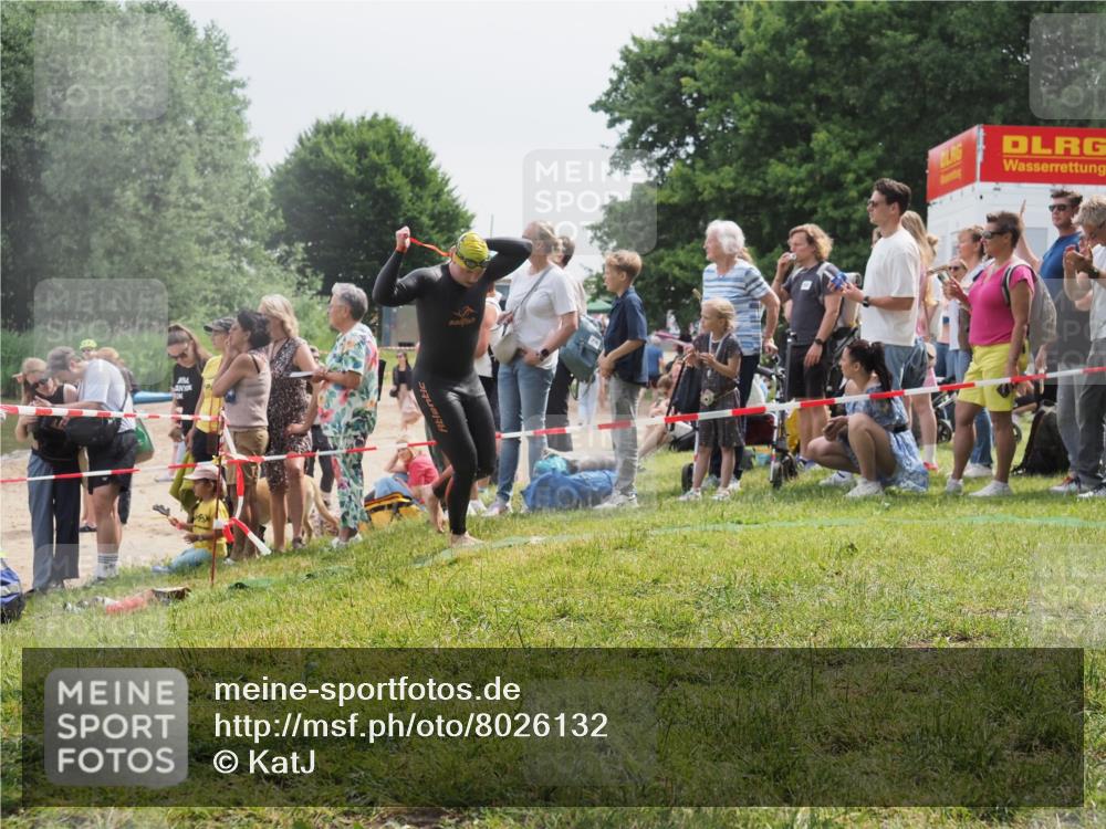 15.06.2025 - 27. Vierlanden-Triathlon KatJ http://msf.ph/oto/8026132 15.06.2025 10:59:33 Schwimmen 668, 751 meine-sportfotos.de