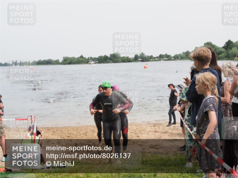 21.06.2025 - 27. Vierlanden-Triathlon MichiJ http://msf.ph/oto/8026137 15.06.2026 10:57:00 Schwimmen 654, 688, 711, 718, 755 meine-sportfotos.de