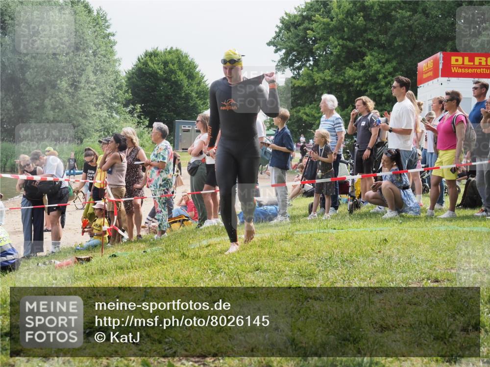 15.06.2025 - 27. Vierlanden-Triathlon KatJ http://msf.ph/oto/8026145 15.06.2025 10:59:35 Schwimmen 668, 751 meine-sportfotos.de