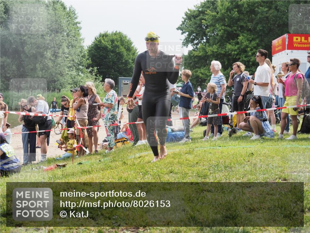 15.06.2025 - 27. Vierlanden-Triathlon KatJ http://msf.ph/oto/8026153 15.06.2025 10:59:35 Schwimmen 668, 751 meine-sportfotos.de