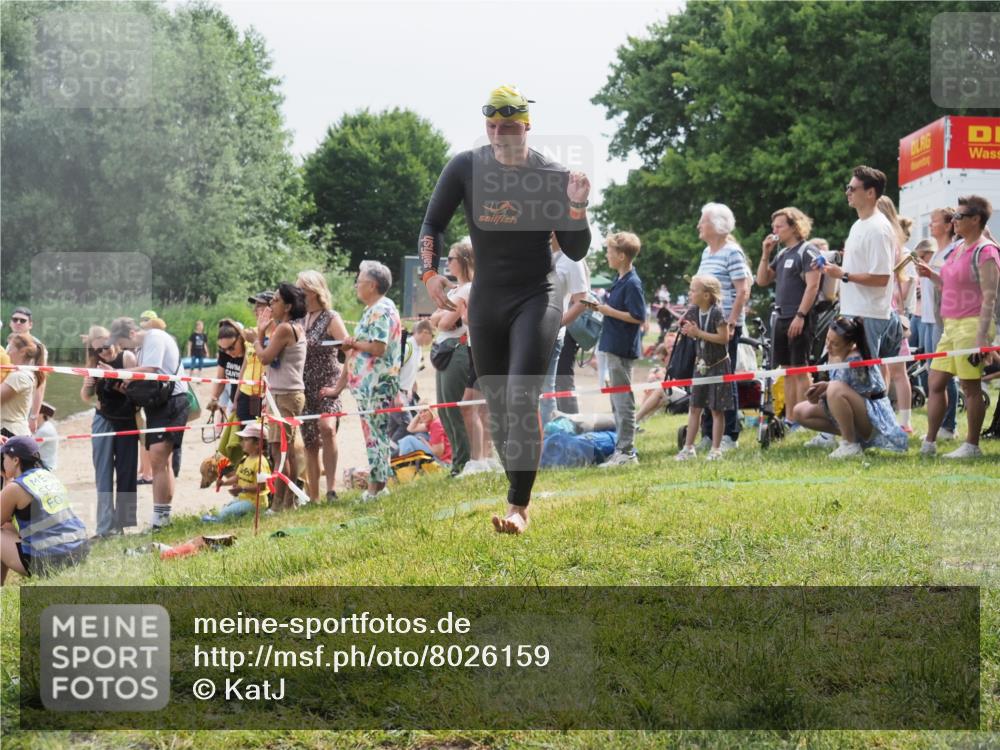 15.06.2025 - 27. Vierlanden-Triathlon KatJ http://msf.ph/oto/8026159 15.06.2025 10:59:35 Schwimmen 668, 751 meine-sportfotos.de