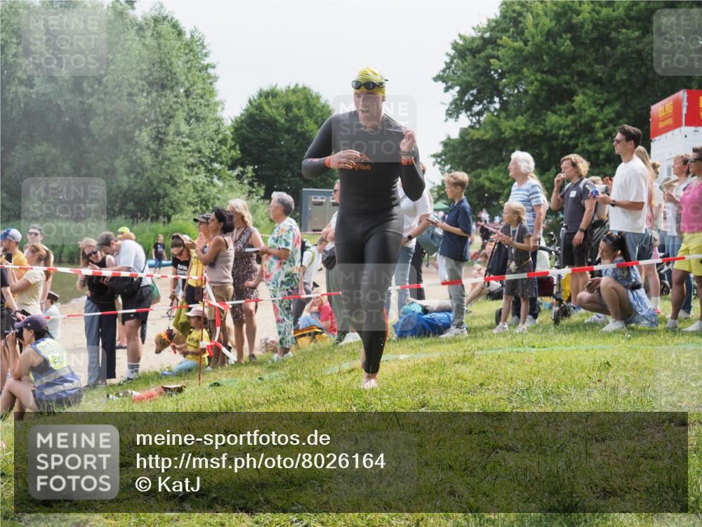15.06.2025 - 27. Vierlanden-Triathlon KatJ http://msf.ph/oto/8026164 15.06.2025 10:59:35 Schwimmen 668, 751 meine-sportfotos.de