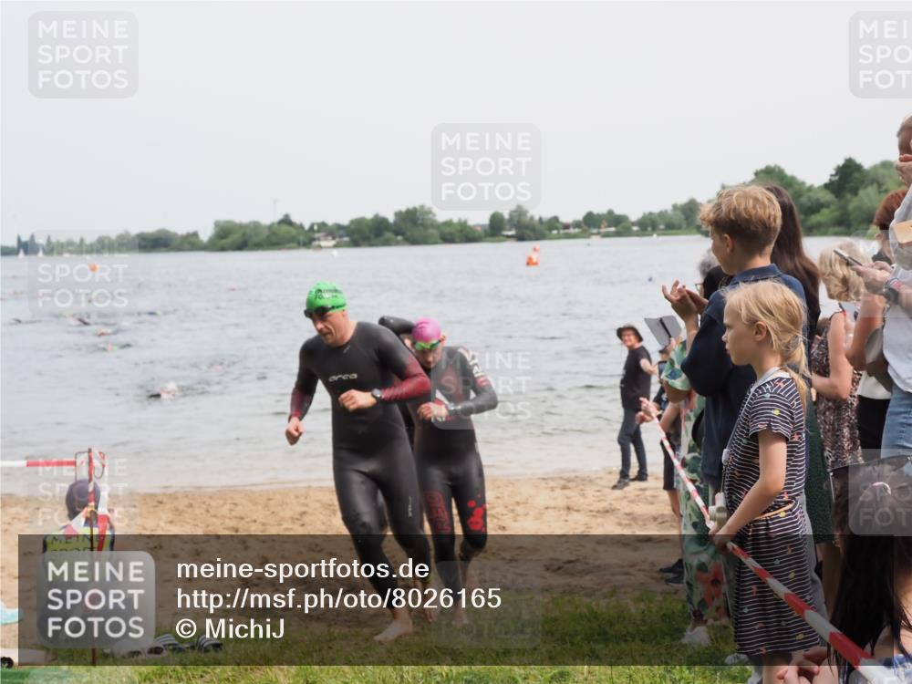 21.06.2025 - 27. Vierlanden-Triathlon MichiJ http://msf.ph/oto/8026165 15.06.2026 10:57:01 Schwimmen 654, 688, 711, 718 meine-sportfotos.de