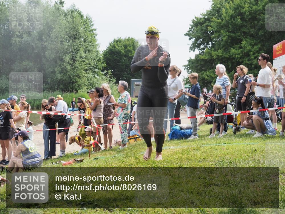 15.06.2025 - 27. Vierlanden-Triathlon KatJ http://msf.ph/oto/8026169 15.06.2025 10:59:35 Schwimmen 668, 751 meine-sportfotos.de
