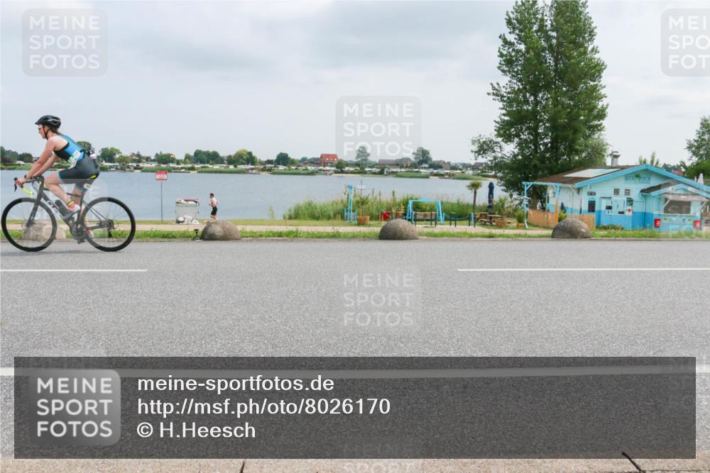 21.06.2025 - 27. Vierlanden-Triathlon H.Heesch http://msf.ph/oto/8026170 15.06.2025 12:10:49 Radfahren 933, 956 meine-sportfotos.de