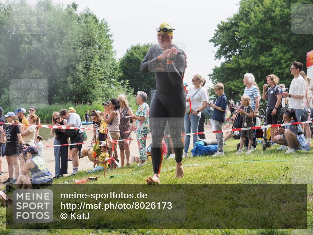 15.06.2025 - 27. Vierlanden-Triathlon KatJ http://msf.ph/oto/8026173 15.06.2025 10:59:35 Schwimmen 668, 751 meine-sportfotos.de