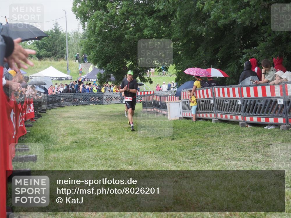 21.06.2025 - 27. Vierlanden-Triathlon KatJ http://msf.ph/oto/8026201 15.06.2025 13:29:11 Ziel 9, 952 meine-sportfotos.de