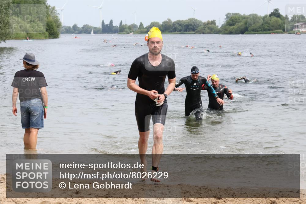 15.06.2025 - 27. Vierlanden-Triathlon Lena Gebhardt http://msf.ph/oto/8026229 15.06.2025 10:58:15 Schwimmen 710, 762, 769 meine-sportfotos.de