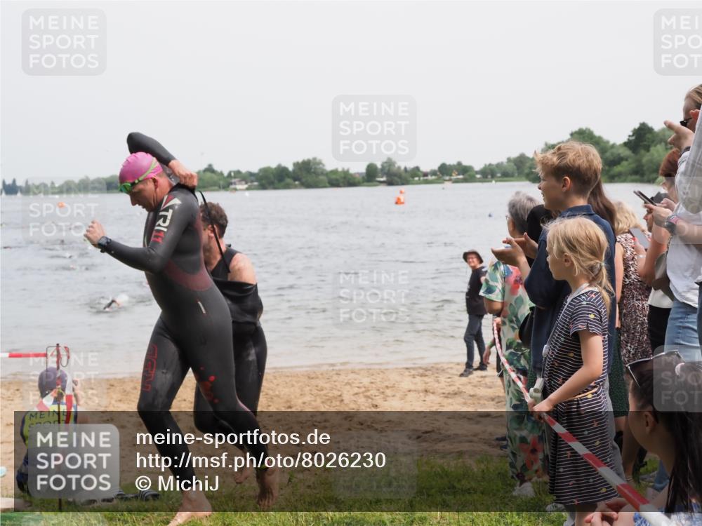 21.06.2025 - 27. Vierlanden-Triathlon MichiJ http://msf.ph/oto/8026230 15.06.2026 10:57:02 Schwimmen 654, 688, 711, 718 meine-sportfotos.de