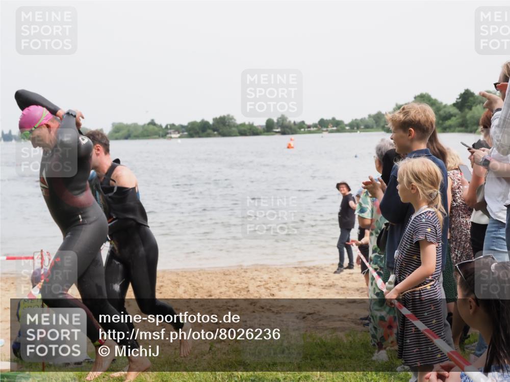 21.06.2025 - 27. Vierlanden-Triathlon MichiJ http://msf.ph/oto/8026236 15.06.2026 10:57:02 Schwimmen 654, 688, 711, 718 meine-sportfotos.de