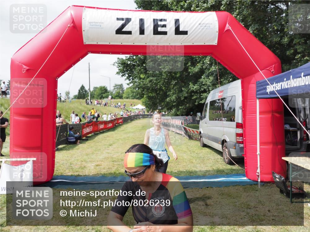 21.06.2025 - 27. Vierlanden-Triathlon MichiJ http://msf.ph/oto/8026239 15.06.2026 11:57:45 Ziel 478, 563 meine-sportfotos.de
