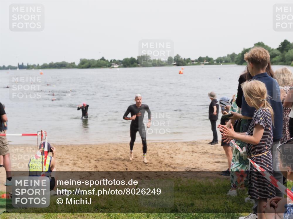 21.06.2025 - 27. Vierlanden-Triathlon MichiJ http://msf.ph/oto/8026249 15.06.2026 10:57:12 Schwimmen 692, 697 meine-sportfotos.de