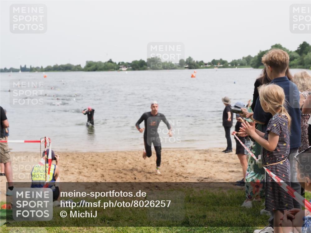 21.06.2025 - 27. Vierlanden-Triathlon MichiJ http://msf.ph/oto/8026257 15.06.2026 10:57:12 Schwimmen 692, 697 meine-sportfotos.de