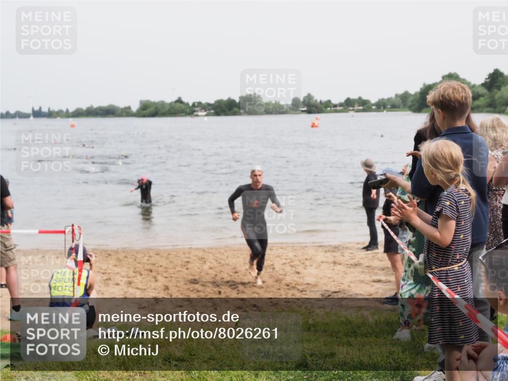 21.06.2025 - 27. Vierlanden-Triathlon MichiJ http://msf.ph/oto/8026261 15.06.2026 10:57:13 Schwimmen 692, 697 meine-sportfotos.de