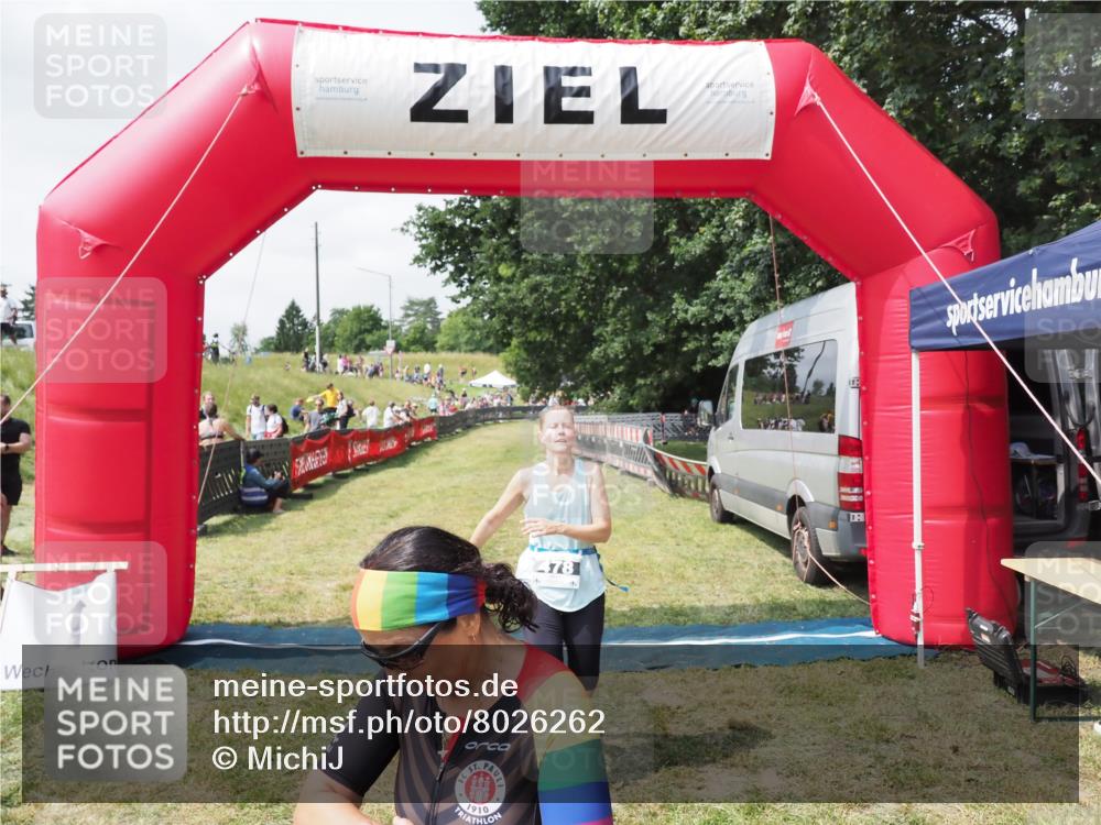 21.06.2025 - 27. Vierlanden-Triathlon MichiJ http://msf.ph/oto/8026262 15.06.2026 11:57:46 Ziel 478, 563 meine-sportfotos.de
