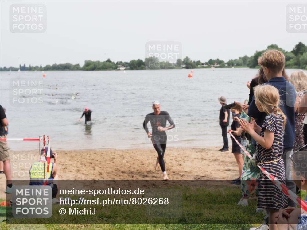 21.06.2025 - 27. Vierlanden-Triathlon MichiJ http://msf.ph/oto/8026268 15.06.2026 10:57:13 Schwimmen 692, 697 meine-sportfotos.de