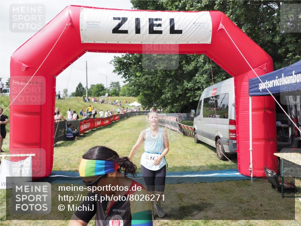 21.06.2025 - 27. Vierlanden-Triathlon MichiJ http://msf.ph/oto/8026271 15.06.2026 11:57:46 Ziel 478, 563 meine-sportfotos.de