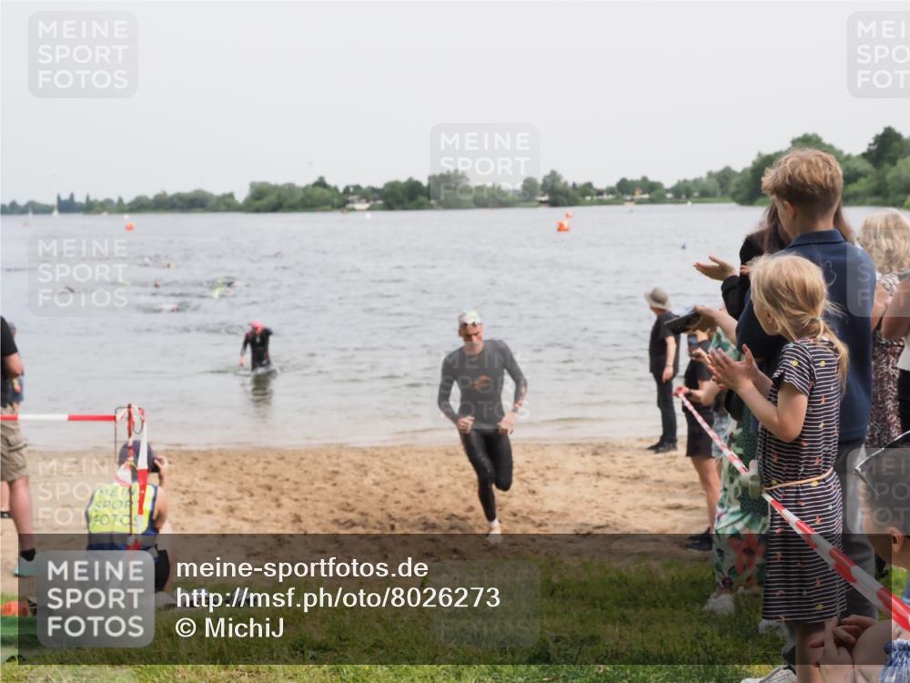 21.06.2025 - 27. Vierlanden-Triathlon MichiJ http://msf.ph/oto/8026273 15.06.2026 10:57:13 Schwimmen 692, 697 meine-sportfotos.de