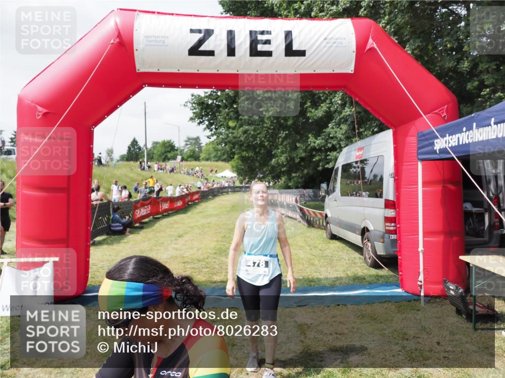 21.06.2025 - 27. Vierlanden-Triathlon MichiJ http://msf.ph/oto/8026283 15.06.2026 11:57:46 Ziel 478, 563 meine-sportfotos.de