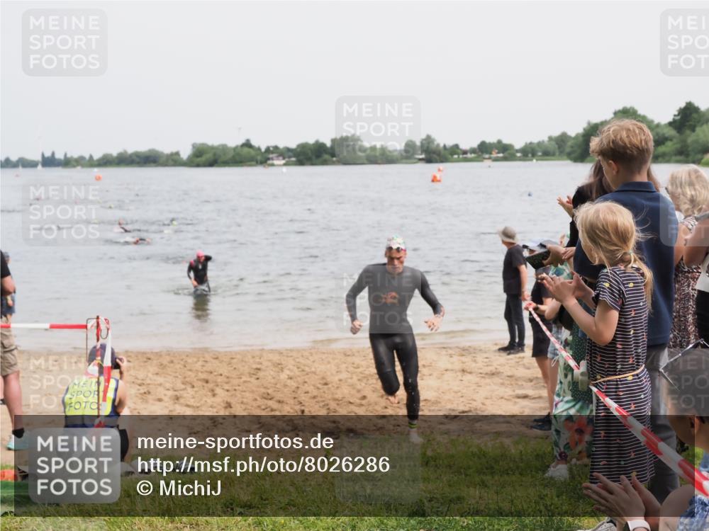 21.06.2025 - 27. Vierlanden-Triathlon MichiJ http://msf.ph/oto/8026286 15.06.2026 10:57:13 Schwimmen 692, 697 meine-sportfotos.de
