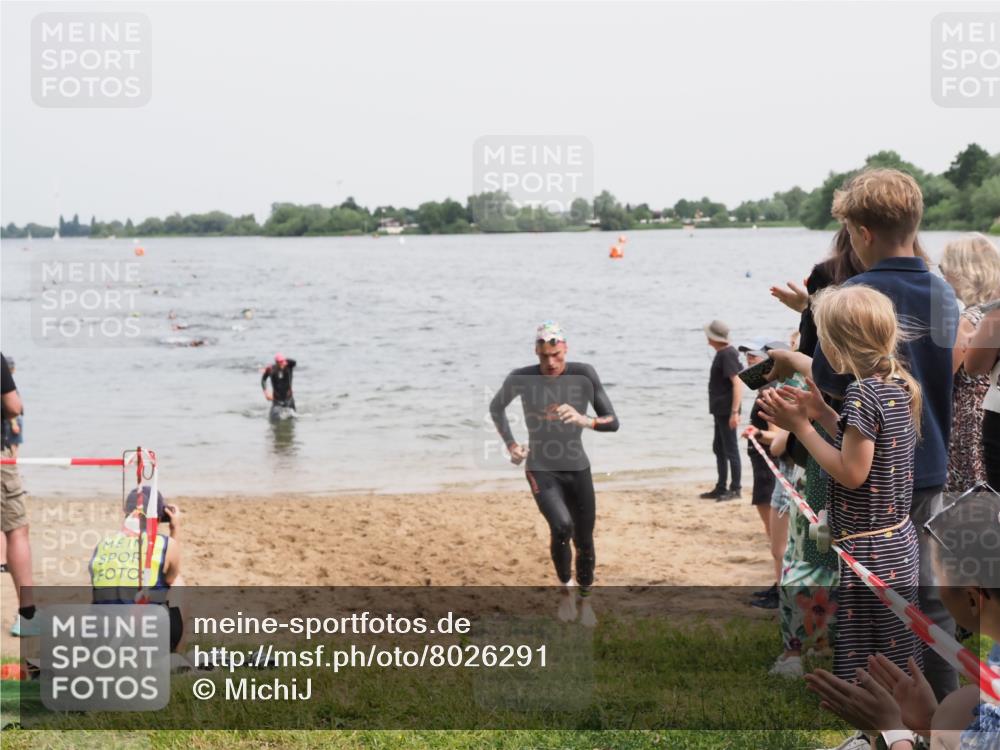 21.06.2025 - 27. Vierlanden-Triathlon MichiJ http://msf.ph/oto/8026291 15.06.2026 10:57:13 Schwimmen 692, 697 meine-sportfotos.de