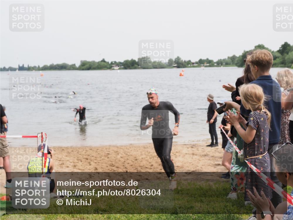21.06.2025 - 27. Vierlanden-Triathlon MichiJ http://msf.ph/oto/8026304 15.06.2026 10:57:14 Schwimmen 692, 697 meine-sportfotos.de