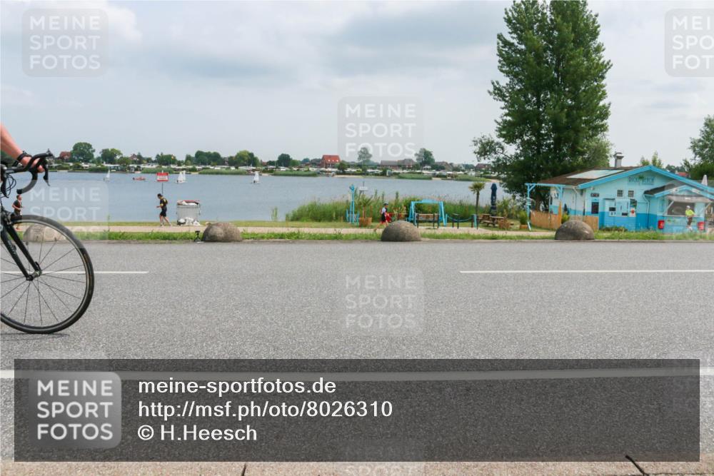 21.06.2025 - 27. Vierlanden-Triathlon H.Heesch http://msf.ph/oto/8026310 15.06.2025 12:11:35 Radfahren 740, 806, 901, 1024, 1025, 1026, 1027 meine-sportfotos.de