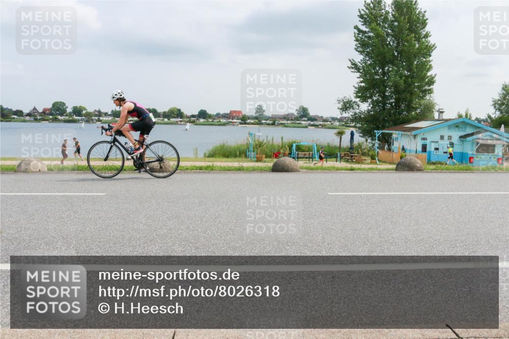 21.06.2025 - 27. Vierlanden-Triathlon H.Heesch http://msf.ph/oto/8026318 15.06.2025 12:11:36 Radfahren 740, 806, 901, 1024, 1025, 1026, 1027 meine-sportfotos.de