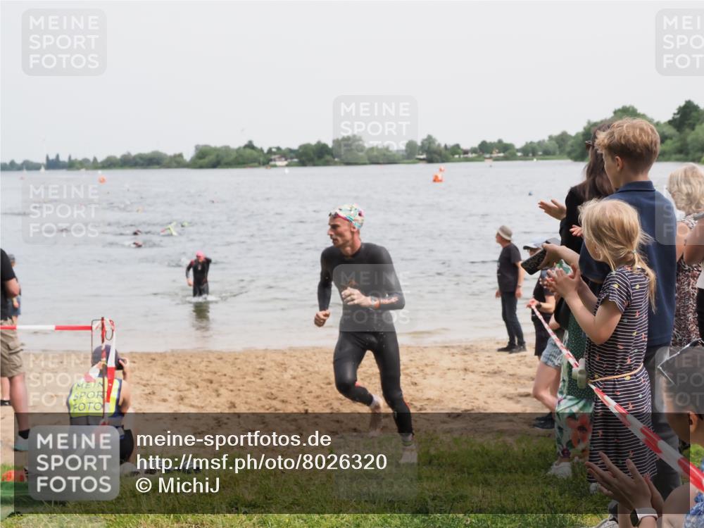 21.06.2025 - 27. Vierlanden-Triathlon MichiJ http://msf.ph/oto/8026320 15.06.2026 10:57:14 Schwimmen 692, 697 meine-sportfotos.de
