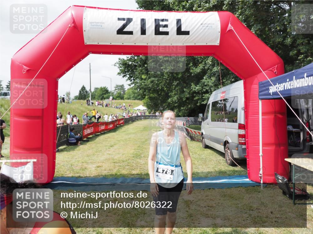 21.06.2025 - 27. Vierlanden-Triathlon MichiJ http://msf.ph/oto/8026322 15.06.2026 11:57:46 Ziel 478, 563 meine-sportfotos.de