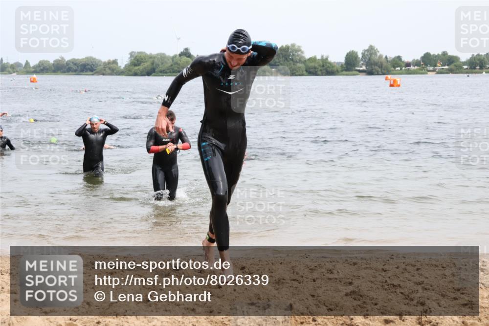 15.06.2025 - 27. Vierlanden-Triathlon Lena Gebhardt http://msf.ph/oto/8026339 15.06.2025 10:58:20 Schwimmen 643, 710, 741, 769 meine-sportfotos.de