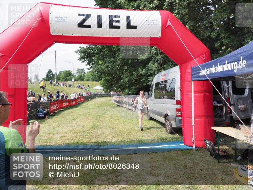 21.06.2025 - 27. Vierlanden-Triathlon MichiJ http://msf.ph/oto/8026348 15.06.2026 11:59:06 Ziel 574 meine-sportfotos.de