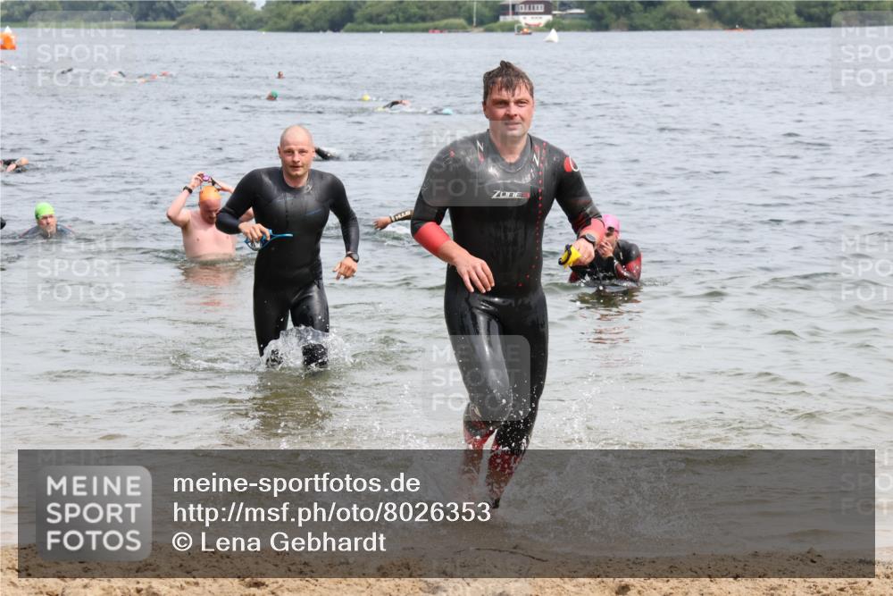 15.06.2025 - 27. Vierlanden-Triathlon Lena Gebhardt http://msf.ph/oto/8026353 15.06.2025 10:58:23 Schwimmen 643, 710, 732, 741, 769 meine-sportfotos.de