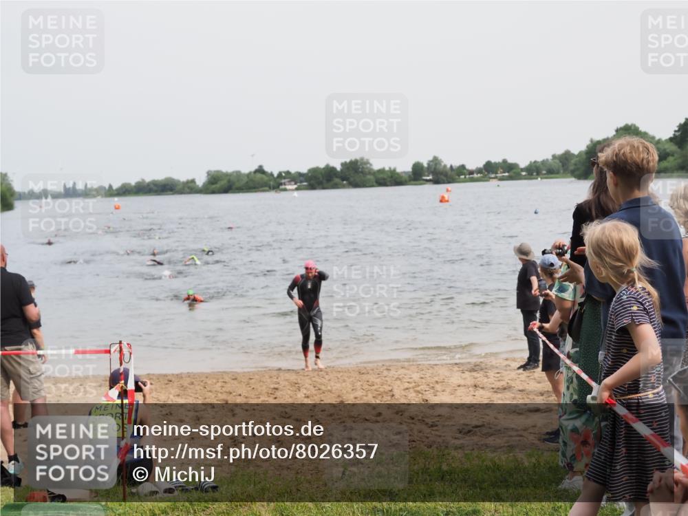21.06.2025 - 27. Vierlanden-Triathlon MichiJ http://msf.ph/oto/8026357 15.06.2026 10:57:18 Schwimmen 692, 697 meine-sportfotos.de