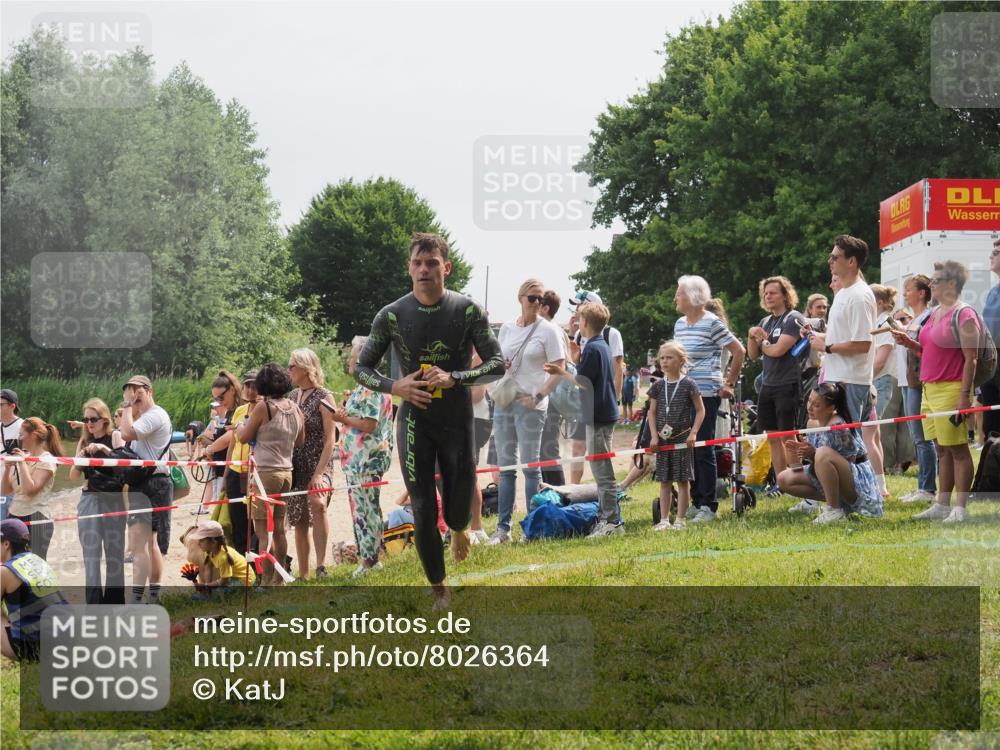 15.06.2025 - 27. Vierlanden-Triathlon KatJ http://msf.ph/oto/8026364 15.06.2025 10:59:49 Schwimmen 641, 727 meine-sportfotos.de