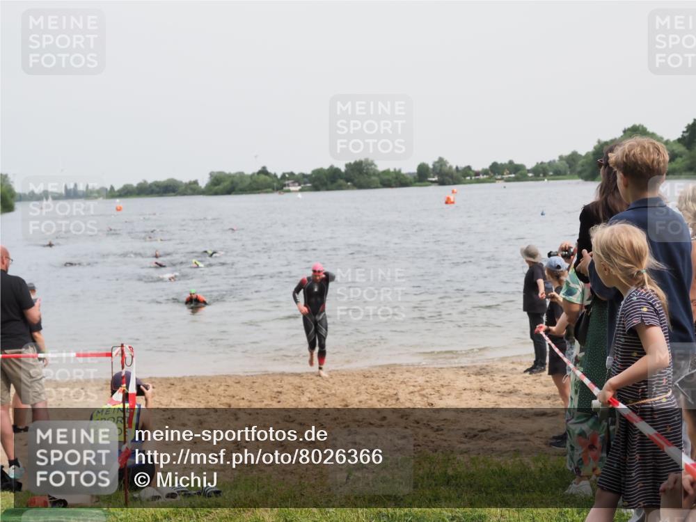 21.06.2025 - 27. Vierlanden-Triathlon MichiJ http://msf.ph/oto/8026366 15.06.2026 10:57:19 Schwimmen 692, 697 meine-sportfotos.de