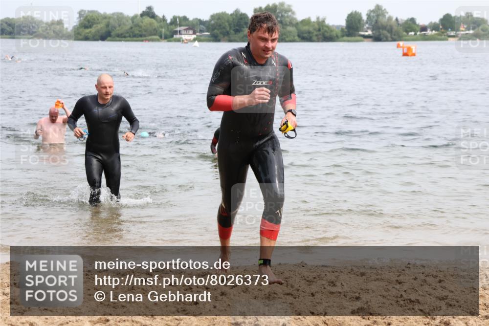 15.06.2025 - 27. Vierlanden-Triathlon Lena Gebhardt http://msf.ph/oto/8026373 15.06.2025 10:58:24 Schwimmen 643, 710, 732, 741, 769 meine-sportfotos.de