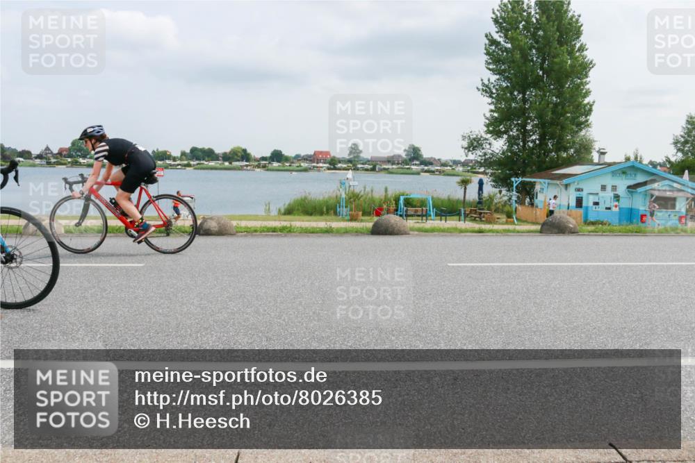 21.06.2025 - 27. Vierlanden-Triathlon H.Heesch http://msf.ph/oto/8026385 15.06.2025 12:12:34 Radfahren 905, 976 meine-sportfotos.de