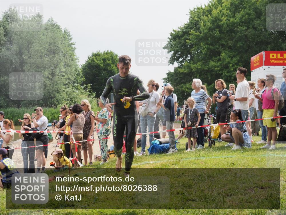 15.06.2025 - 27. Vierlanden-Triathlon KatJ http://msf.ph/oto/8026388 15.06.2025 10:59:49 Schwimmen 641, 727 meine-sportfotos.de