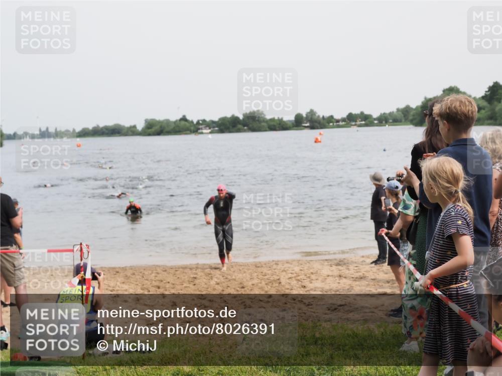 21.06.2025 - 27. Vierlanden-Triathlon MichiJ http://msf.ph/oto/8026391 15.06.2026 10:57:19 Schwimmen 692, 697 meine-sportfotos.de