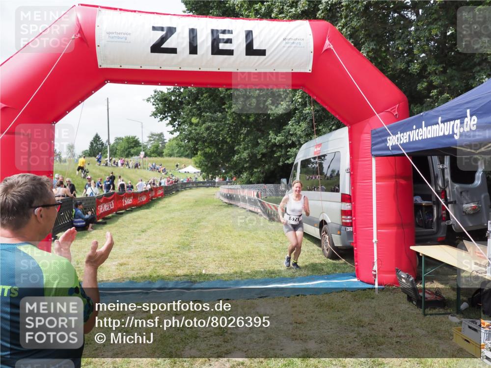 21.06.2025 - 27. Vierlanden-Triathlon MichiJ http://msf.ph/oto/8026395 15.06.2026 11:59:07 Ziel 574 meine-sportfotos.de