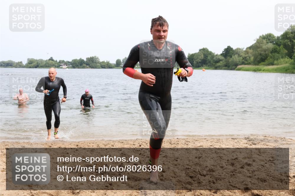 15.06.2025 - 27. Vierlanden-Triathlon Lena Gebhardt http://msf.ph/oto/8026396 15.06.2025 10:58:26 Schwimmen 643, 710, 732, 741, 769 meine-sportfotos.de