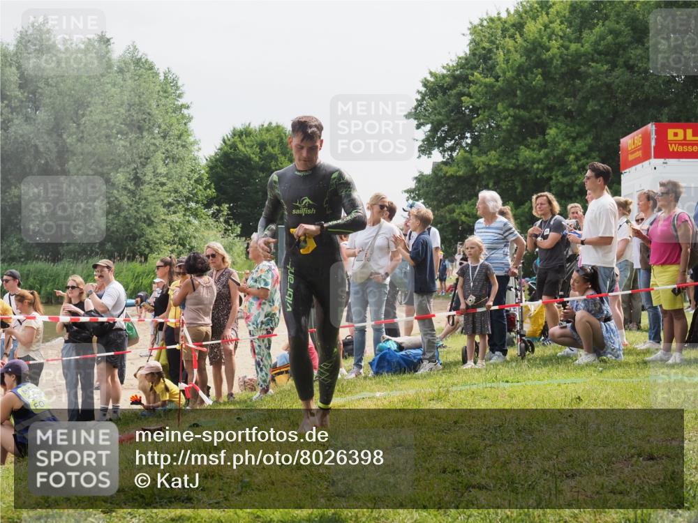 15.06.2025 - 27. Vierlanden-Triathlon KatJ http://msf.ph/oto/8026398 15.06.2025 10:59:49 Schwimmen 641, 727 meine-sportfotos.de