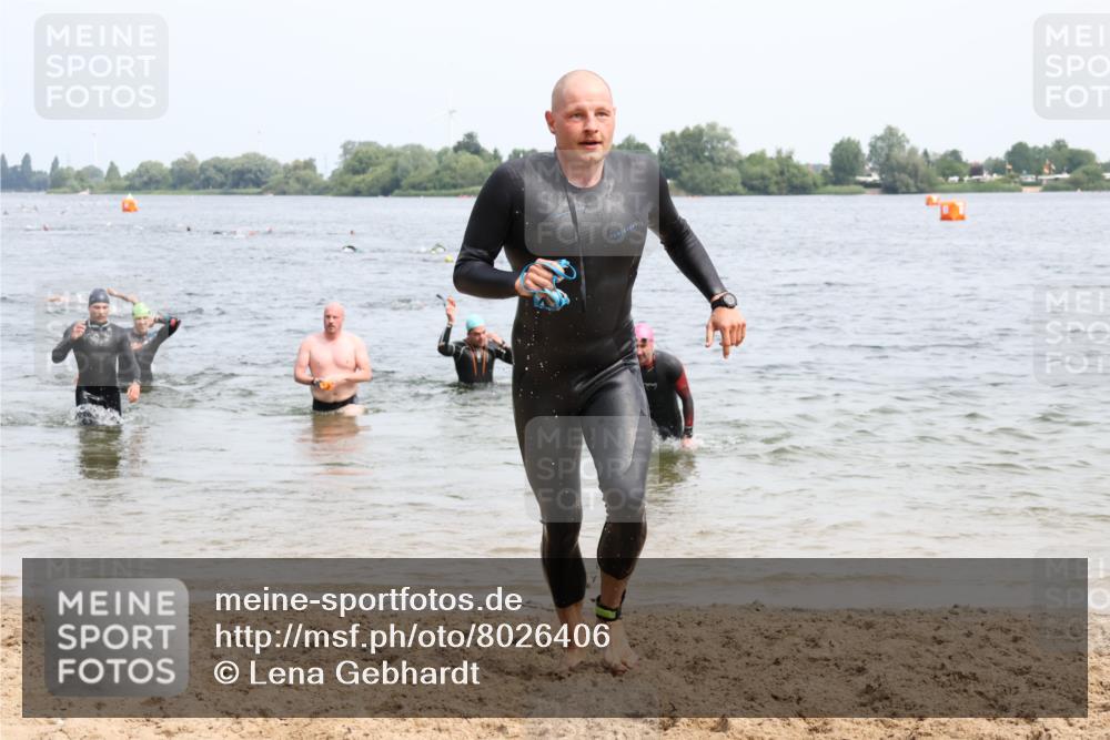 15.06.2025 - 27. Vierlanden-Triathlon Lena Gebhardt http://msf.ph/oto/8026406 15.06.2025 10:58:27 Schwimmen 636, 643, 710, 732, 741 meine-sportfotos.de