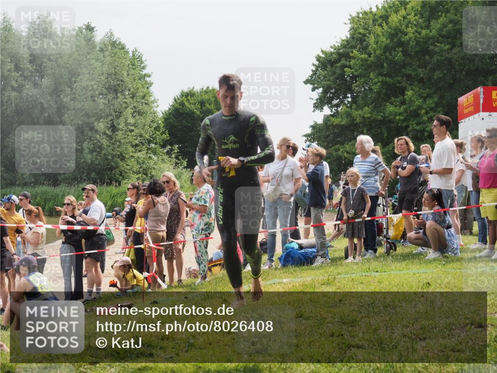 15.06.2025 - 27. Vierlanden-Triathlon KatJ http://msf.ph/oto/8026408 15.06.2025 10:59:49 Schwimmen 641, 727 meine-sportfotos.de