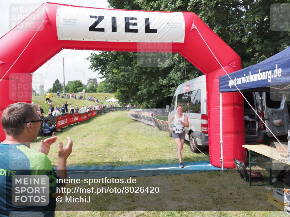 21.06.2025 - 27. Vierlanden-Triathlon MichiJ http://msf.ph/oto/8026420 15.06.2026 11:59:07 Ziel 574 meine-sportfotos.de